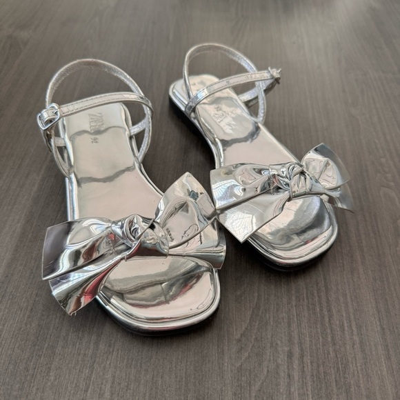 Zara kids girls mirrored bow sandals shiny silver size 32 or US 1 - Picture 2 of 11